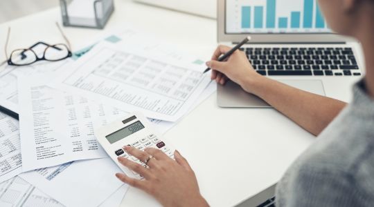 Auditora especializada Premiumbravo realizando auditoria em folha de pagamento