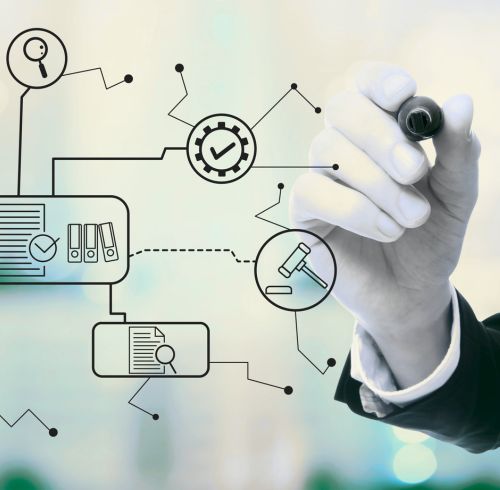 Mão de um especialista desenhando o processo de auditoria especializada Premiumbravo