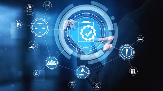 Especialista em conformidade regulatória Premiumbravo analisando documentos