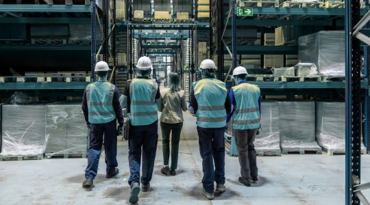 Inventariantes da Premiumbravo contratados através do serviço de outsourcing de equipes especializadas chegando ao estoque do cliente para realização de contagem dos ativos