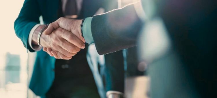 Transparência na empresa representada por um aperto de mãos entre gestores confiantes em um ambiente corporativo com cultura organizacional saudável