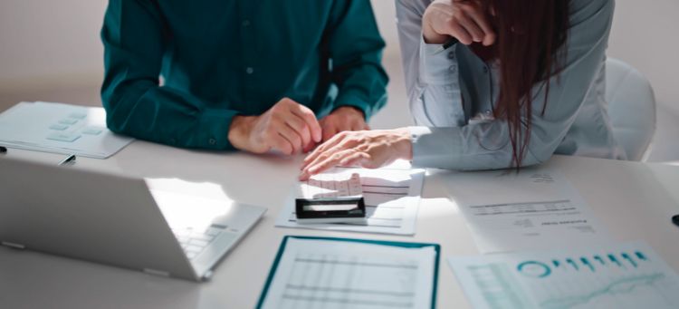 Gestores em reunião analisando 5 sinais de que sua empresa precisa de uma auditoria independente