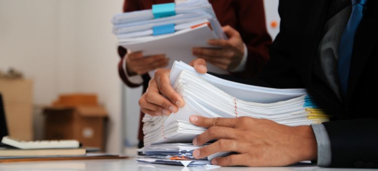 Auditoria Interna Analisando documentos da empresa