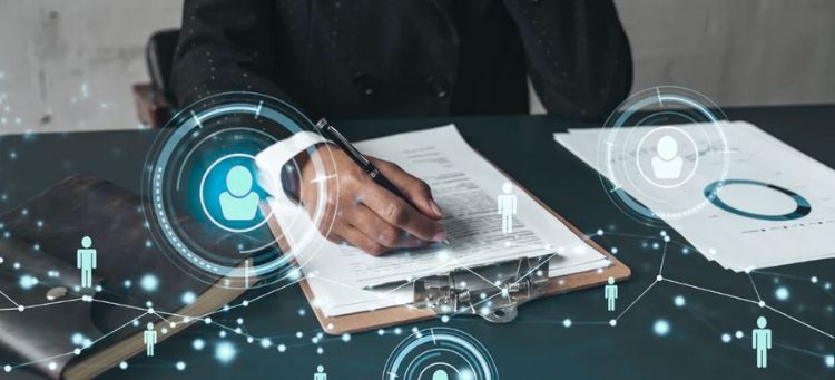 Auditor realizando anotações em relatório de auditoria independente