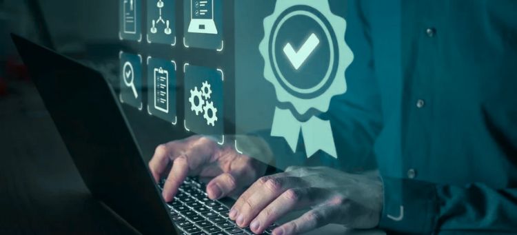 Auditoria da qualidade representada por símbolos projetados enquanto auditor avalia os processos da empresa no laptop