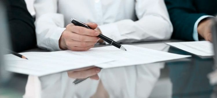 Especialista realizando auditoria de contratos