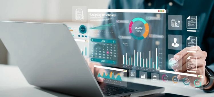 Auditor verificando processos digitais durante auditoria de sistemas em um laptop