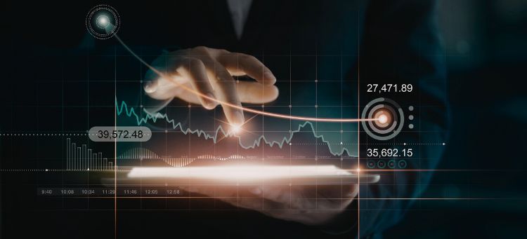 Especialista realizando auditoria do BACEN para DTVMs utilizando um tablet que exibe gráficos e dados