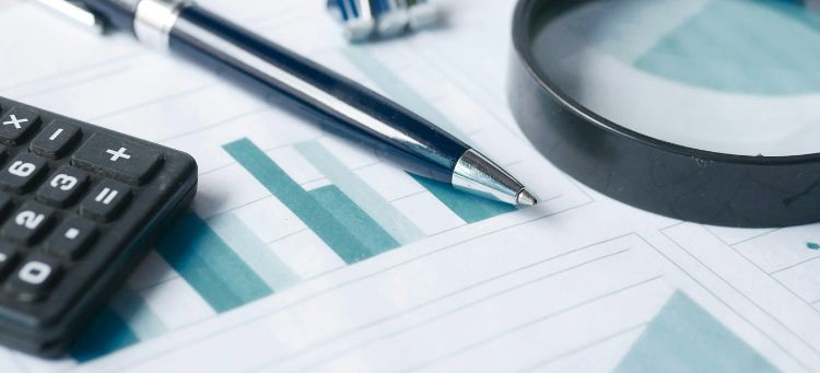 Auditoria interna analisando riscos financeiros com auxílio de um gráfico financeiro