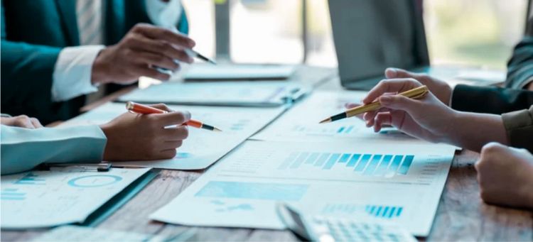 Especialistas em Auditoria Interna exibindo relatórios para o cliente após identificarem ameaças ao negócio