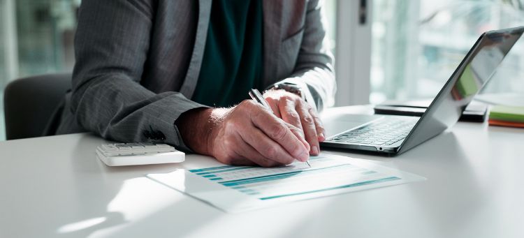 Executivo começa a criar plano de ação para atender aos apontamentos da auditoria com seu laptop e relatório impresso
