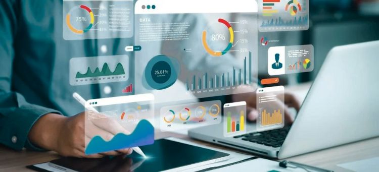 Ferramentas de análise de dados sendo projetadas para fora do notebook durante auditoria realizada em empresa