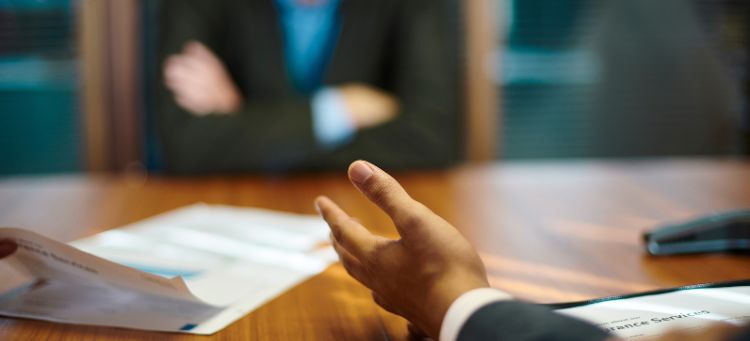 auditor e cliente em reunião sobre a pauta forensic