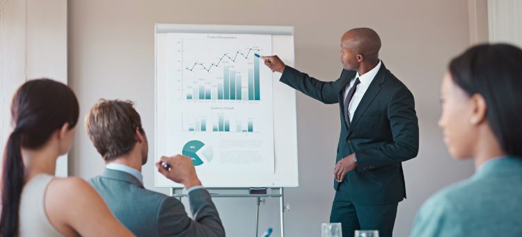 C-Level apresentando dados que representam uma gestão empresrial eficiente, alcançando alta performance com os 10 pilares de governança