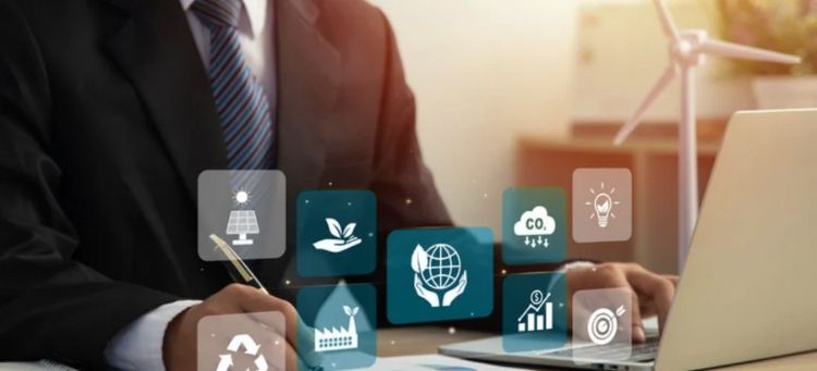 Executivo em seu laptop com ícones relacionados a governança corporativa