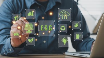 Executivo interagindo com ícones relacionados a ESG, compliance e redução de riscos empresariais