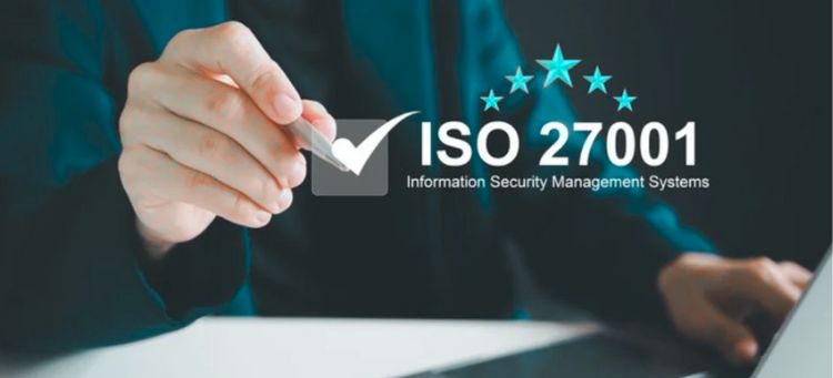 Executivo dando check ao implementar ISMS na empresa