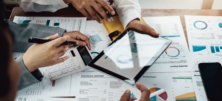 Auditoria Interna Analisando KPIs durante planejamento