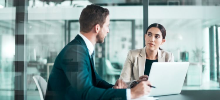 Em reunião com colaboradora liderança explica o que é escuta ativa e qual sua importância em denúncias de compliance