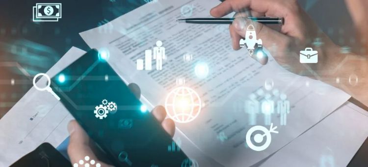 Especialista em auditoria revisando resolução 93 do banco central impressa e no telefone