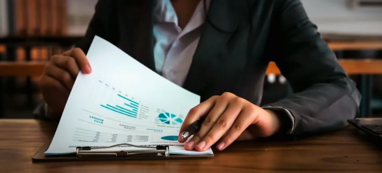 C-Level analisando dados da empresa durante planejamento anual de auditoria