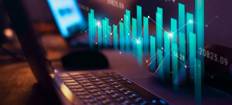 Gráfico de barras em laptop sendo analisados durante planejamento estratégico