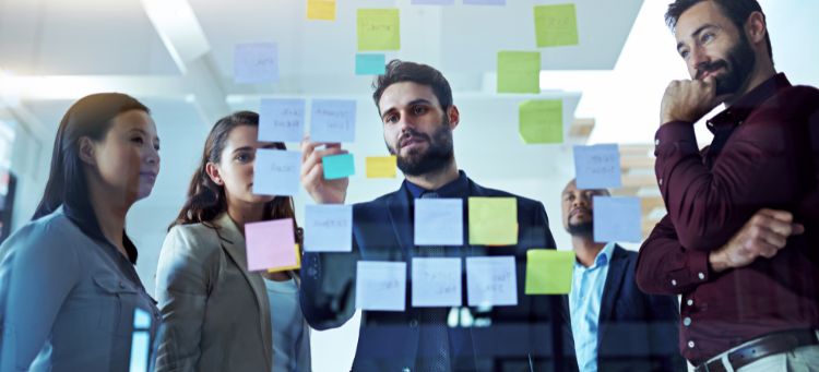 Gestores analisando a não execução de planos de ação da Auditoria Interna