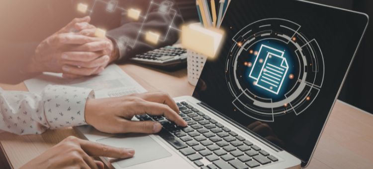 Especialista na Resolução CVM 32 realizando auditoria de custódia ao lado do cliente que está acessando dados em um laptop