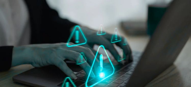 Sinais de alerta acendem indicando riscos de fraude enquanto executiva trabalha em seu laptop