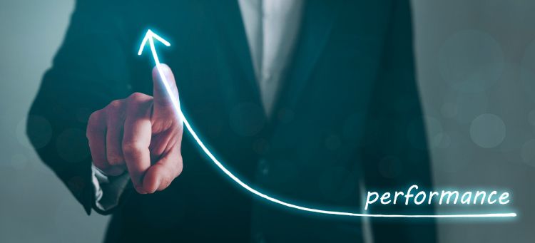 Gestor desenhando um seta ascendente demonstrando os resultados da auditoria operacional para a empresa